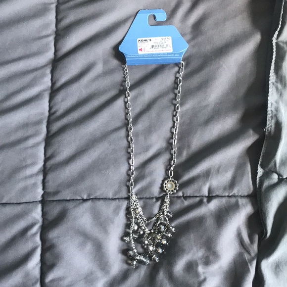 3/30$ Simply Vera-Vera Wang beaded and rhinestone necklace.Brand New never worn. - Picture 2 of 7